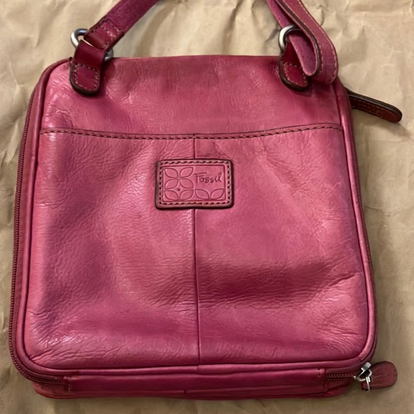 Fossil Pink Leather Crossbody Bag with Adjustable Strap and Flap Closure - Picture 3 of 9